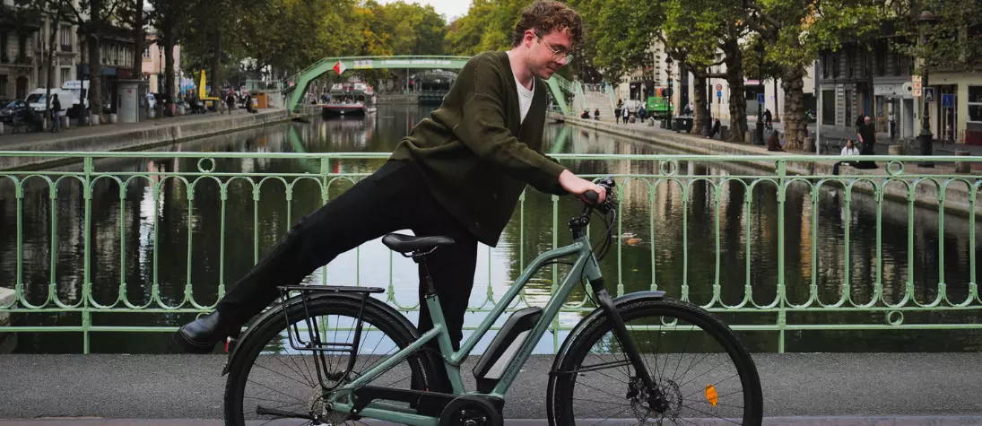 Een fietser met een elektrische fiets met groot bereik in Parijs.