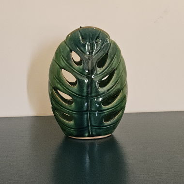 Decorative vase (monstera)