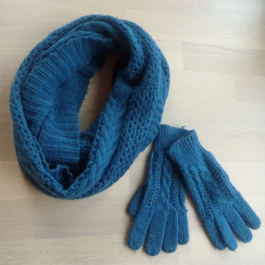Loop Schal mit passenden Handschuhen