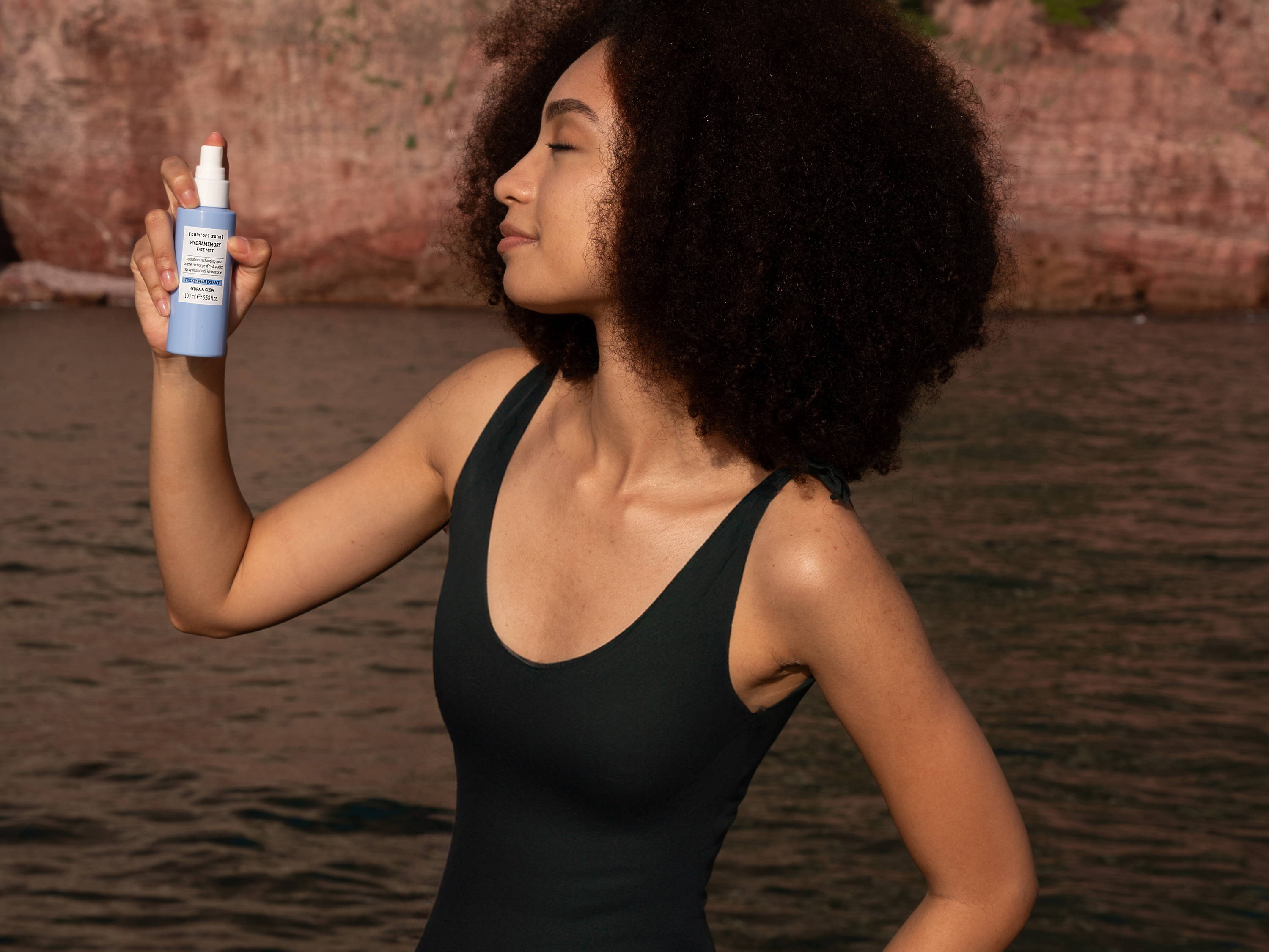 Woman applying the Hydramemory Mist