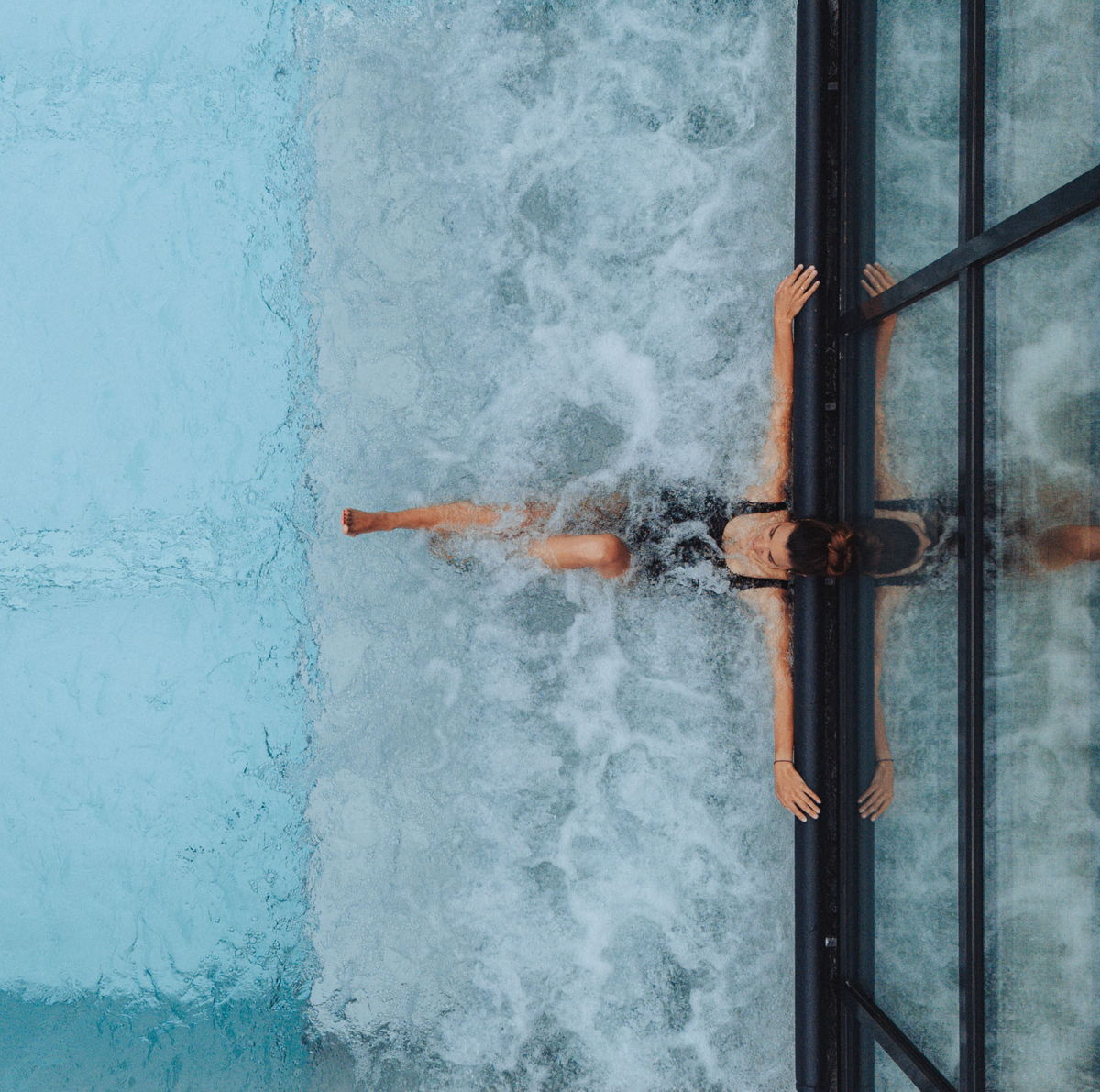 Der Outdoorpool im Wellnessbereich im Sonne Feel Good Wellnesshotel Vorarlberg