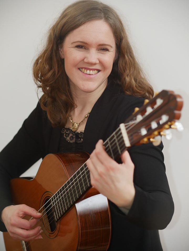 dame med gitar