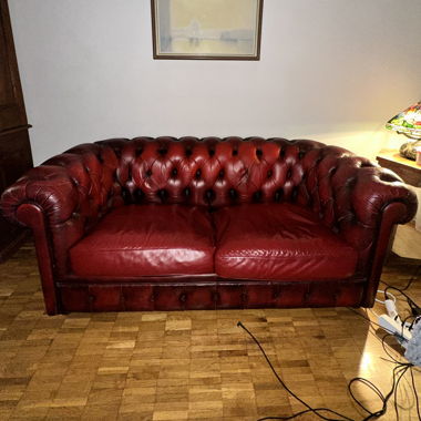 canapé style Chesterfield cuir rouge 