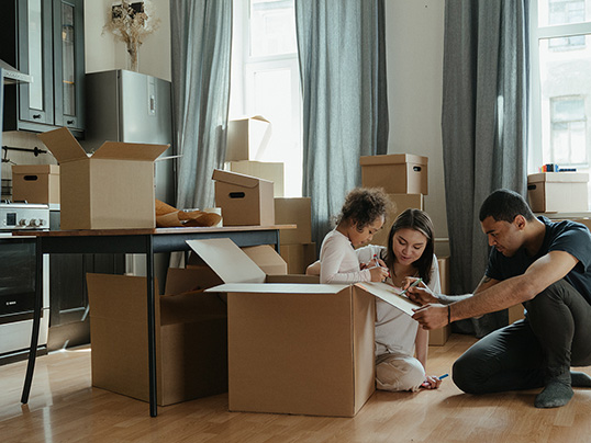 Hamburg - A new phase of life in your new home is about to begin. Do you need a moving service? Or is it better to move on your own? Read now!