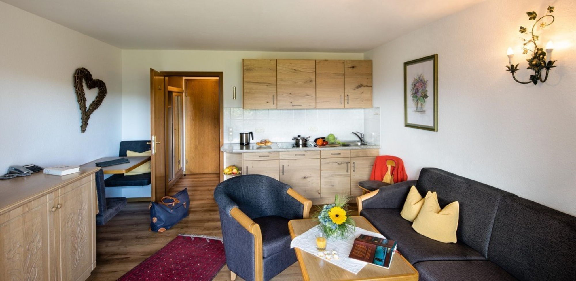 Wohnzimmer mit Küche in der Alpensonne Ferienwohnung in Pfronten