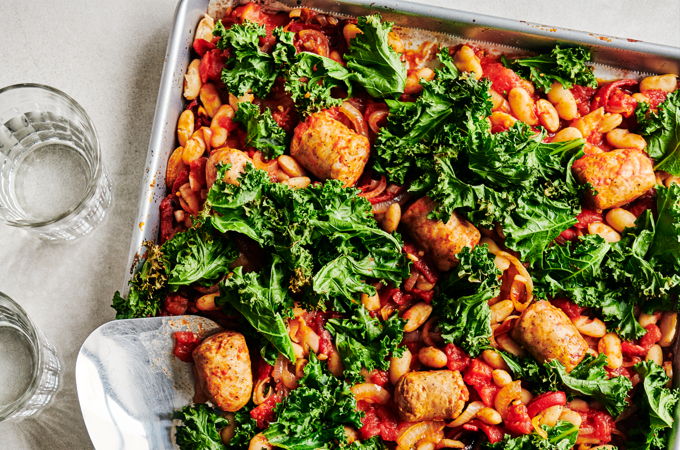 Ragoût de saucisses aux poivrons et aux haricots blancs à la plaque