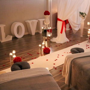 60-Minute Couples Massage at Honeymoon Resort
