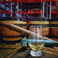 Verre posé sur un fût de whisky dans un chai de la distillerie Lagg située sur l'île d'Arran en Ecosse