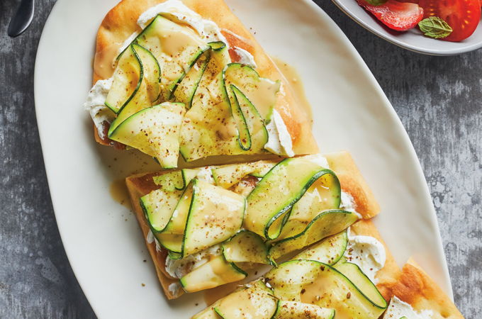 Tartines grillées aux courgettes et salade de tomates et de fraises à la menthe