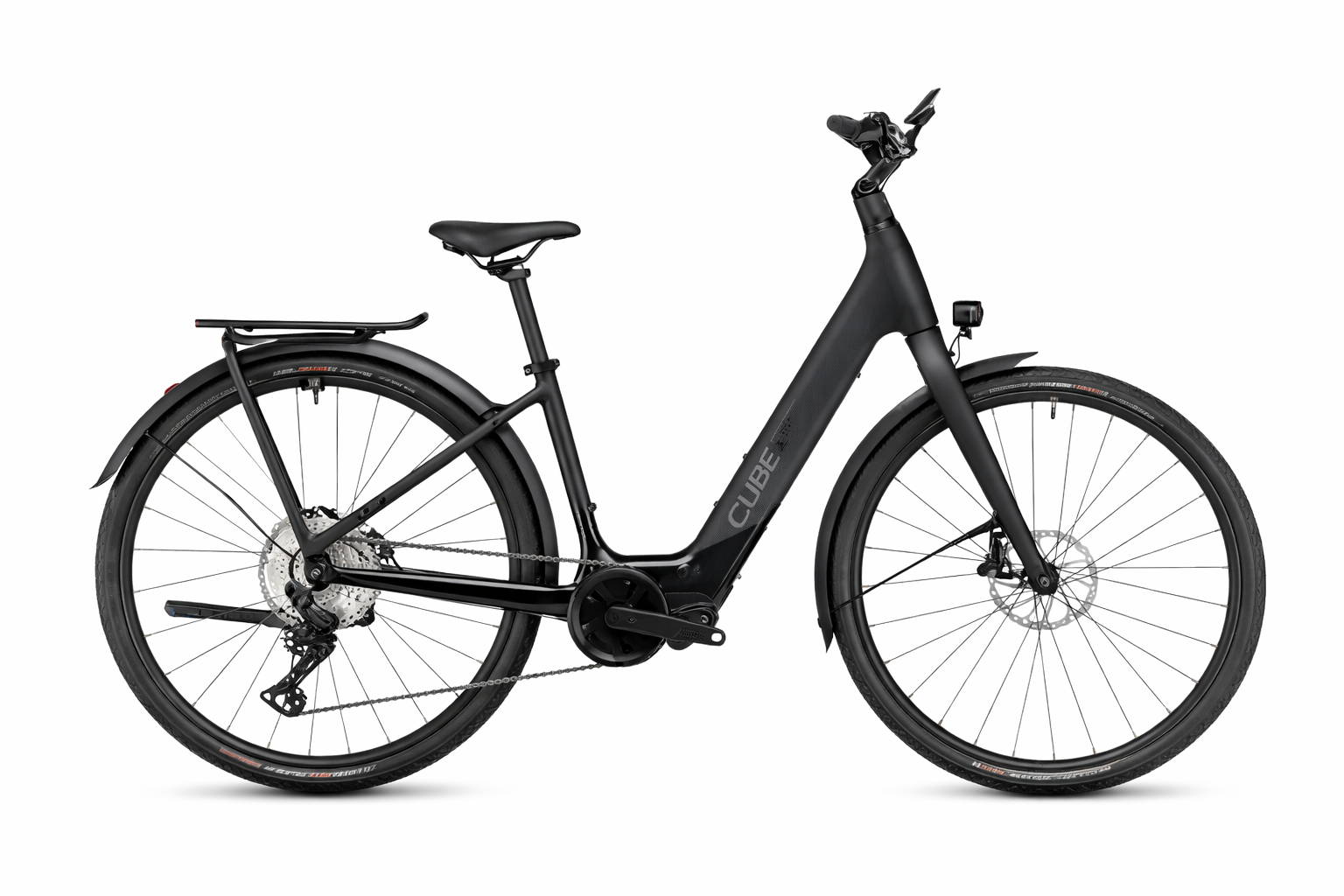 Cube Kathmandu wave-frame e-bike met lage instap in mat zwart, Bosch middenmotor, hydraulische schijfremmen, bagagedrager en spatborden - zijaanzicht