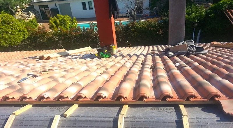 Rénovation de la couverture en tuiles romanes d’une villa à Mougins — photo 22 sur 24 — CEG TOITURE