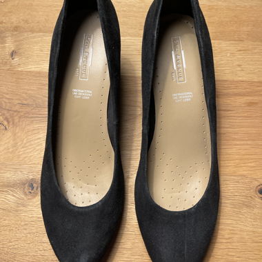 Schwarze Schuhe mit Absatz