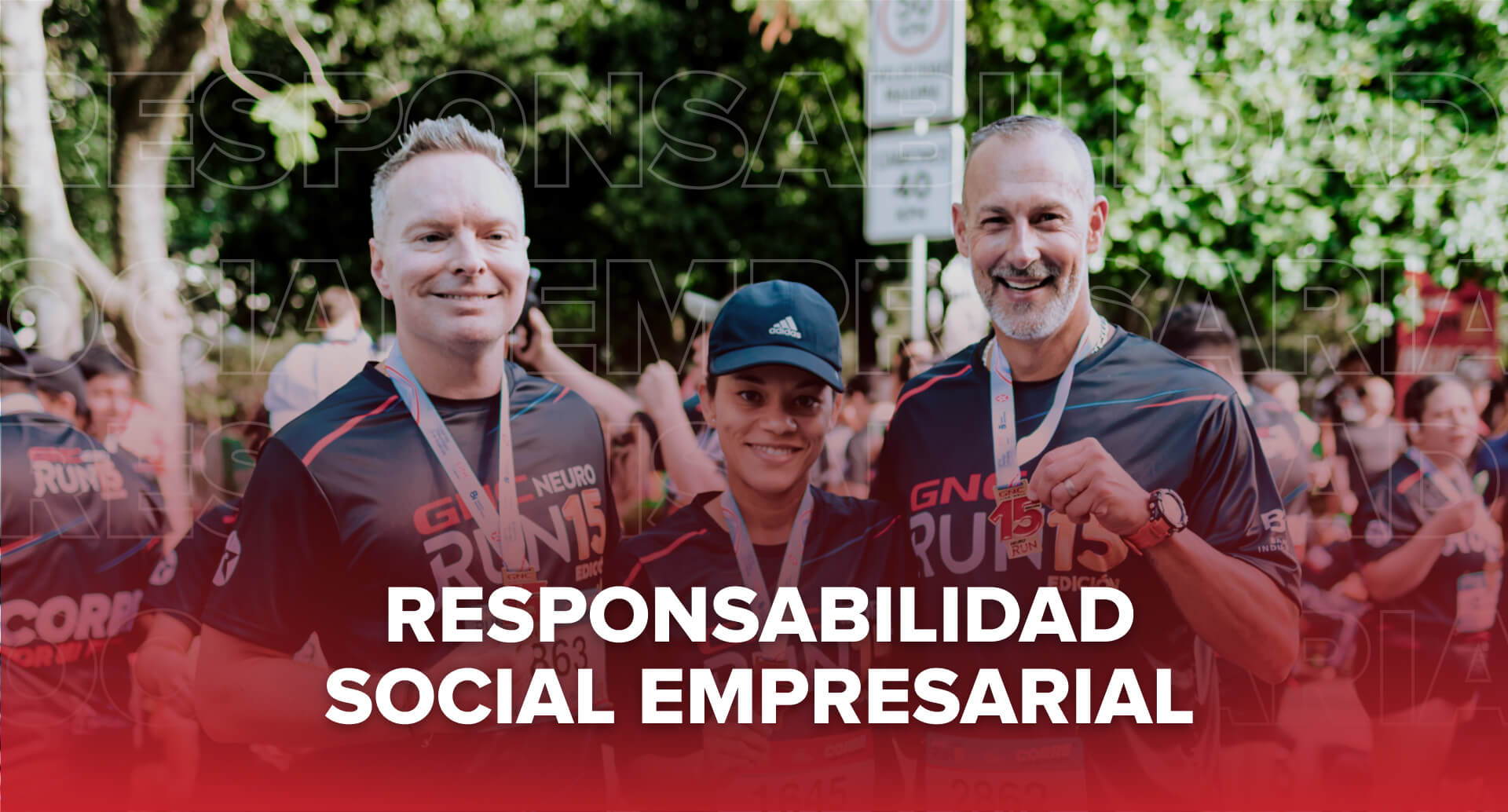 responsabilidad social - grupo de personas alegres luego de obtener su medalla por participar en la carrera