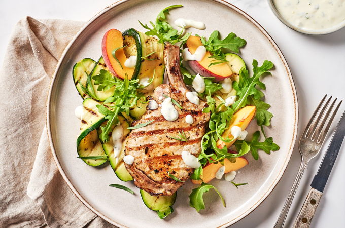 Côtelettes de porc et courgettes grillées