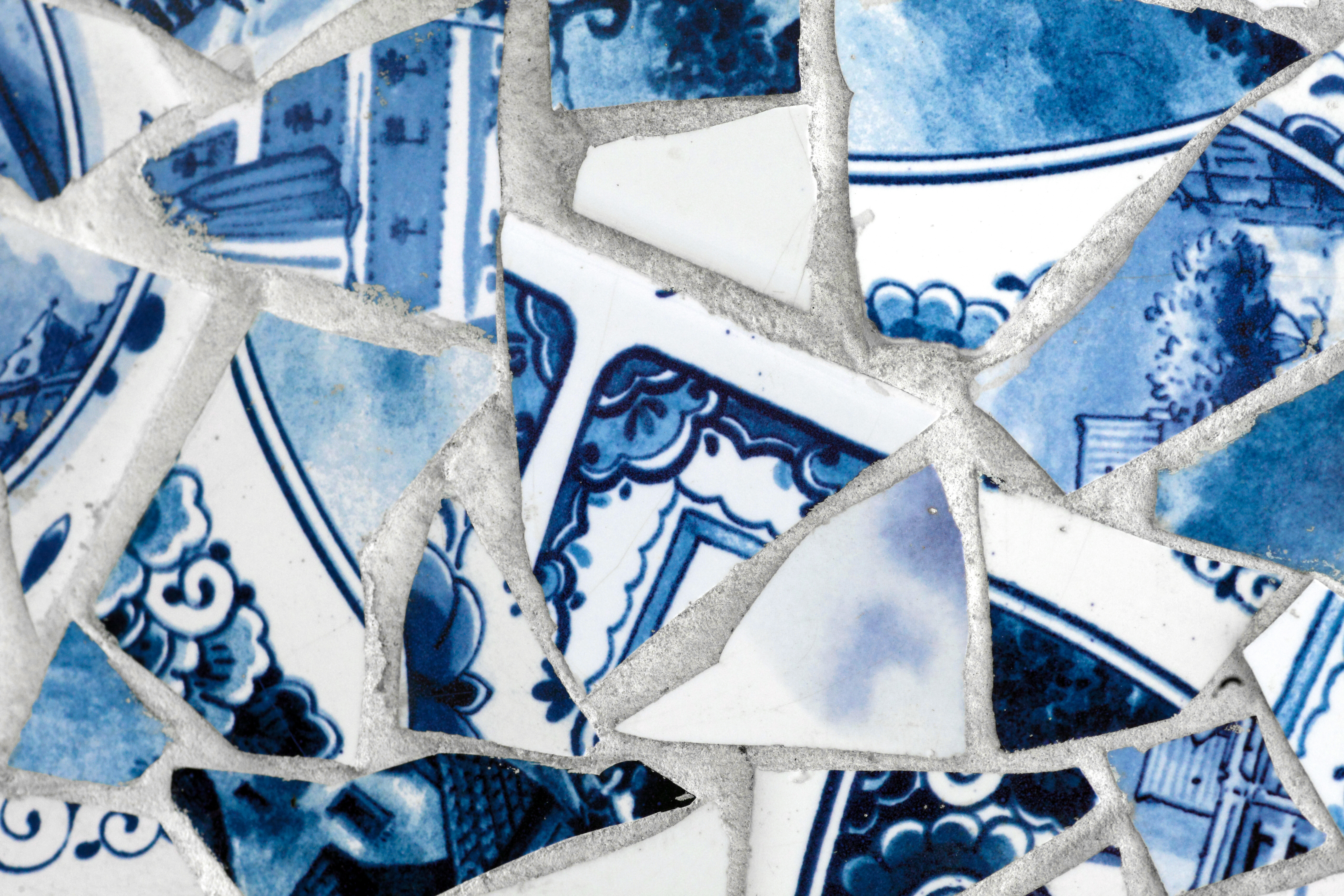 The fountain is shaped from fragments of Royal Blue Delft porcelain vases and tiles.