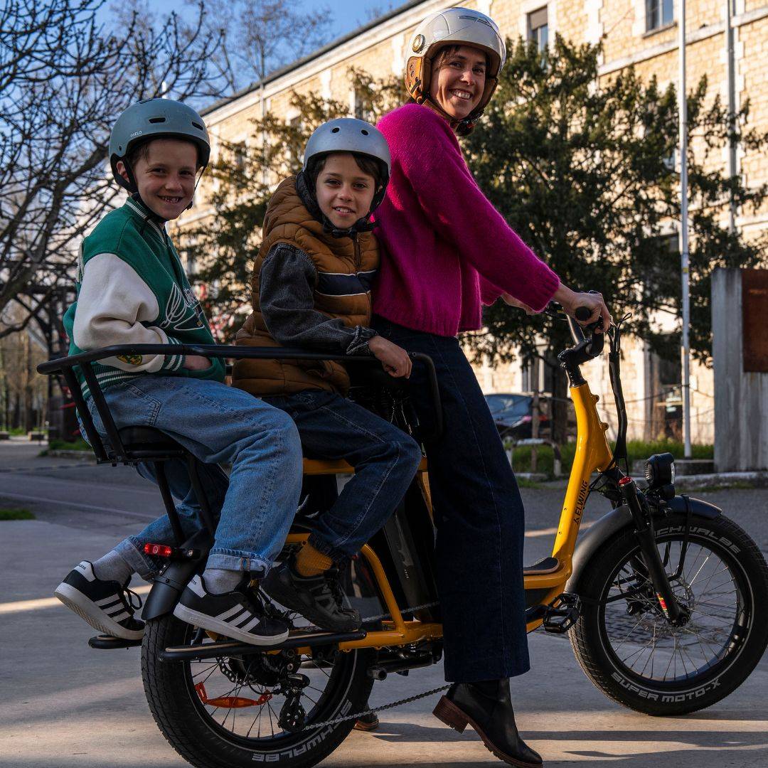 Couple ayant louer un vélo électrique shiftbikes