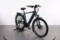 Gazelle Paris C7 elektrische stadsfiets met lage instap, afgebeeld in zijaanzicht op neutrale achtergrond, met Bosch middenmotor, gesloten kettingkast, verende voorvork en zadelpen, MIK-bagagedrager en spatborden – gericht op comfortabel dagelijks gebruik en woon-werkverkeer.