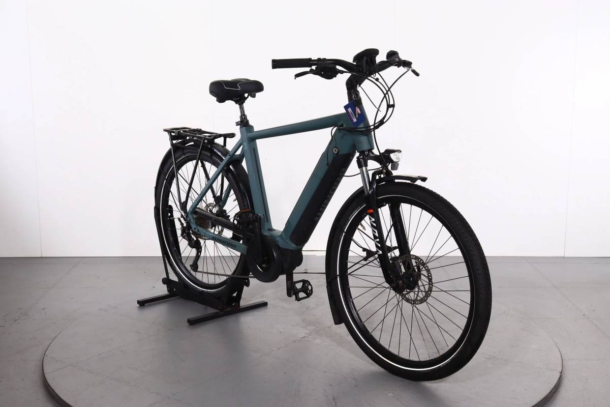 Vélo électrique Winora Sinus 9 à cadre diamant vert, vu de trois quarts avant, avec moteur central Bosch, batterie intégrée, fourche suspendue et porte-bagages