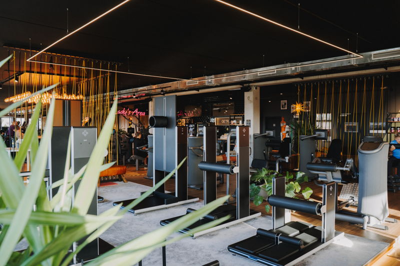 Modernes Training mit durchdachtem Fitnessstudio Konzept