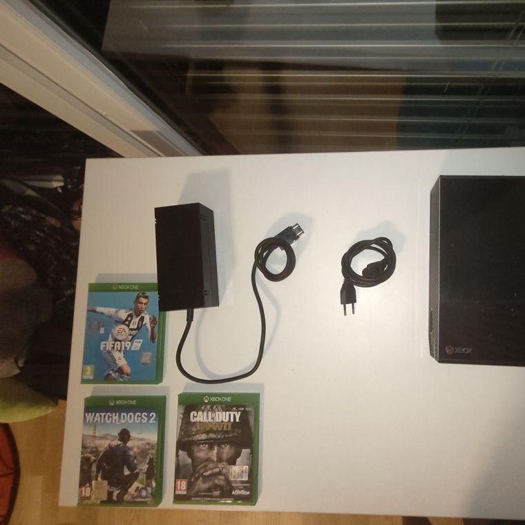 Xbox One Avec manette originale et trois jeux