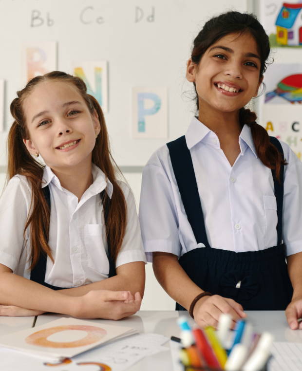 mujer cansada frente a su portatil