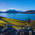 Vue aérienne sur la distillerie Isle of Raasay sur l'île de Raasay dans les Hébrides intérieures d'Ecosse
