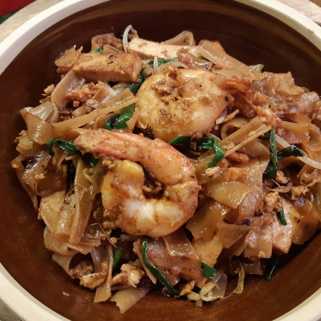 As a Penang boy, I have avoided making this hawker dish because I know I won't be able to replicate the flavours. Unfortunately, due to the current situation, and being stuck at home, I decided to give this dish a go. I can honestly say the secret is in the chilli sauce as well as the wok hei. Still... at least it was edible :)