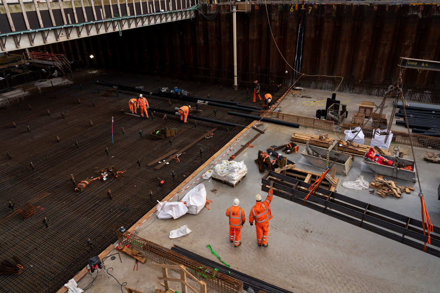Een deel van de vloer in de bak is al voorzien van beton. Onder het brugdek zijn ze nog bezig met het leidingwerk. Een deel van de vloer in de bak is al voorzien van beton. Onder het brugdek zijn ze nog bezig met het leidingwerk.