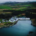 Vue aérienne de la distillerie Laphroaig sur l'île d'Islay dans les Hébrides intérieures d'Ecosse