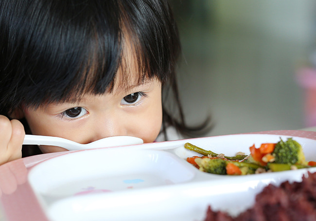toddler eating veggies