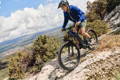 Un homme sur VTT electrique en train de descendre sur un terrain rocailleux