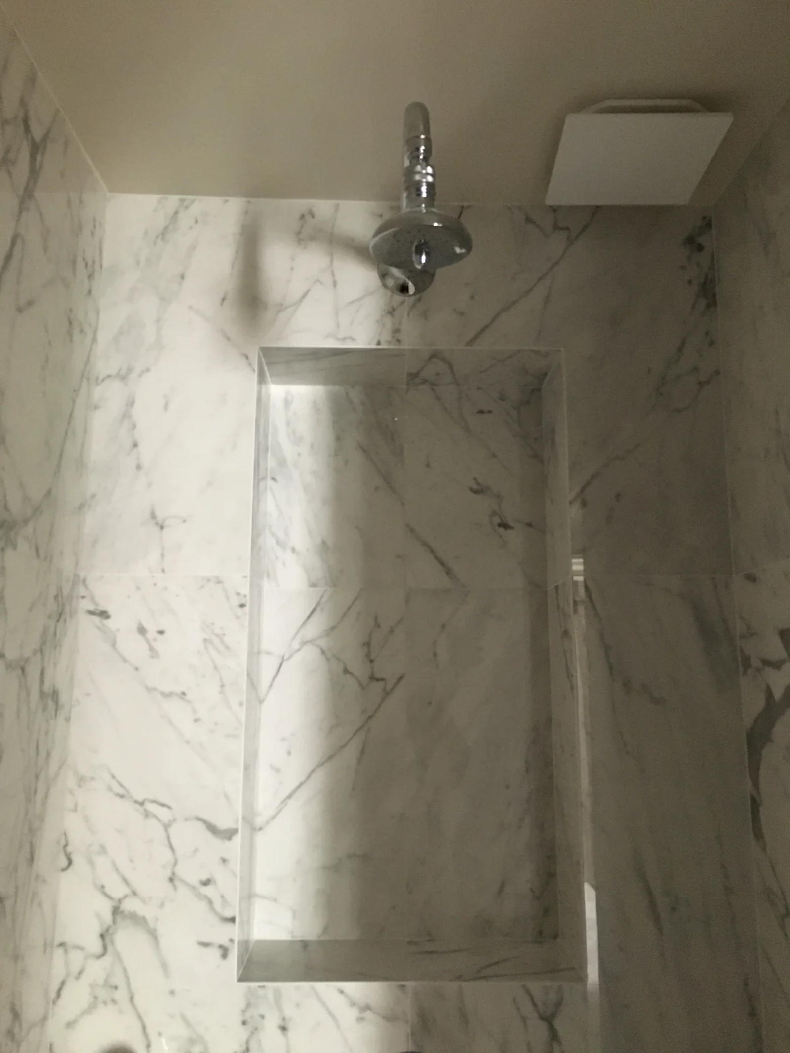 Création d'une douche à l'italienne en marbre à Paris
