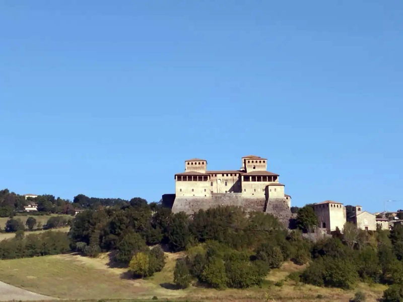 Food & Wine Tours Langhirano: Tour & Tasting: Parma Prosciutto & Parmigiano Reggiano