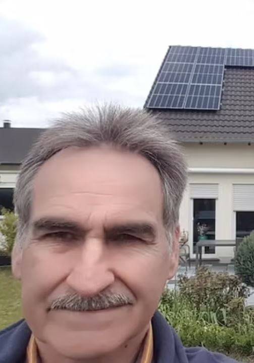 Familie Wehrlein vor ihrem Haus mit Schrägdach Balkonkraftwerk