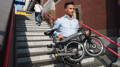 Gazelle Paris C7 elektrische stadsfiets met lage instap, afgebeeld in zijaanzicht op neutrale achtergrond, met Bosch middenmotor, gesloten kettingkast, verende voorvork en zadelpen, MIK-bagagedrager en spatborden – gericht op comfortabel dagelijks gebruik en woon-werkverkeer.
