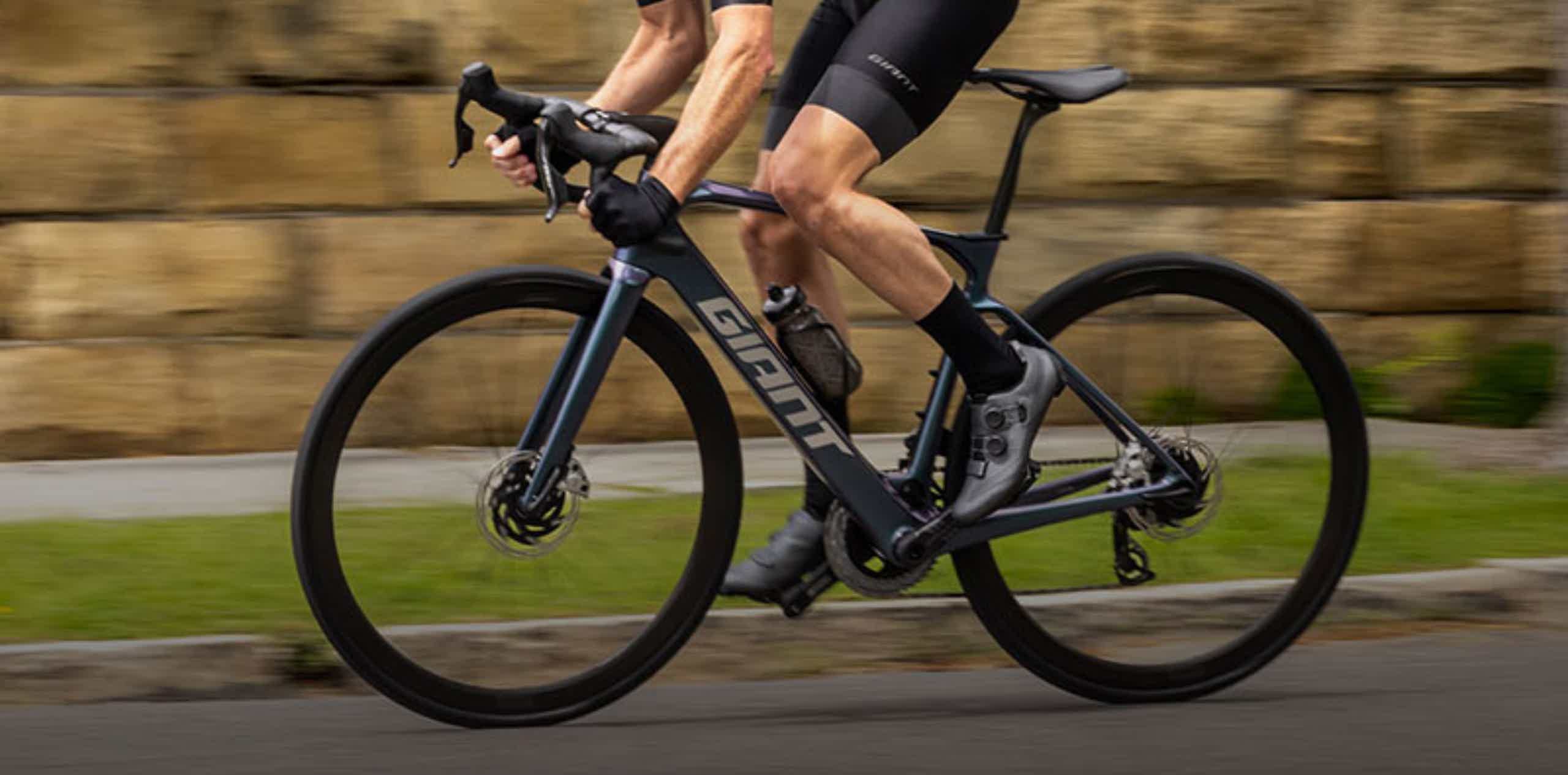 Imagen de recurso de una persona rodando con una e-bike Giant.