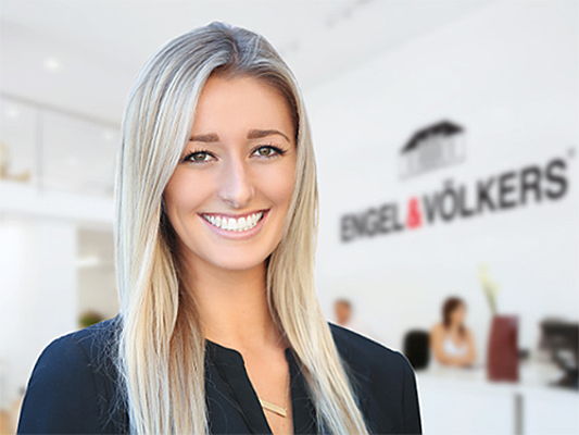  Hamburg
- We spoke to Engel & Völkers real estate agent Nikole Ferrari about her job and how Millennials change the real estate business in the 21st century.