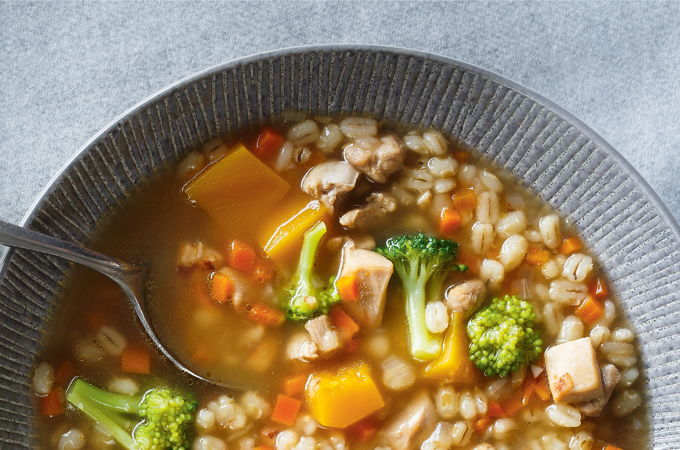 Soupe à l'orge, à la courge et au brocoli