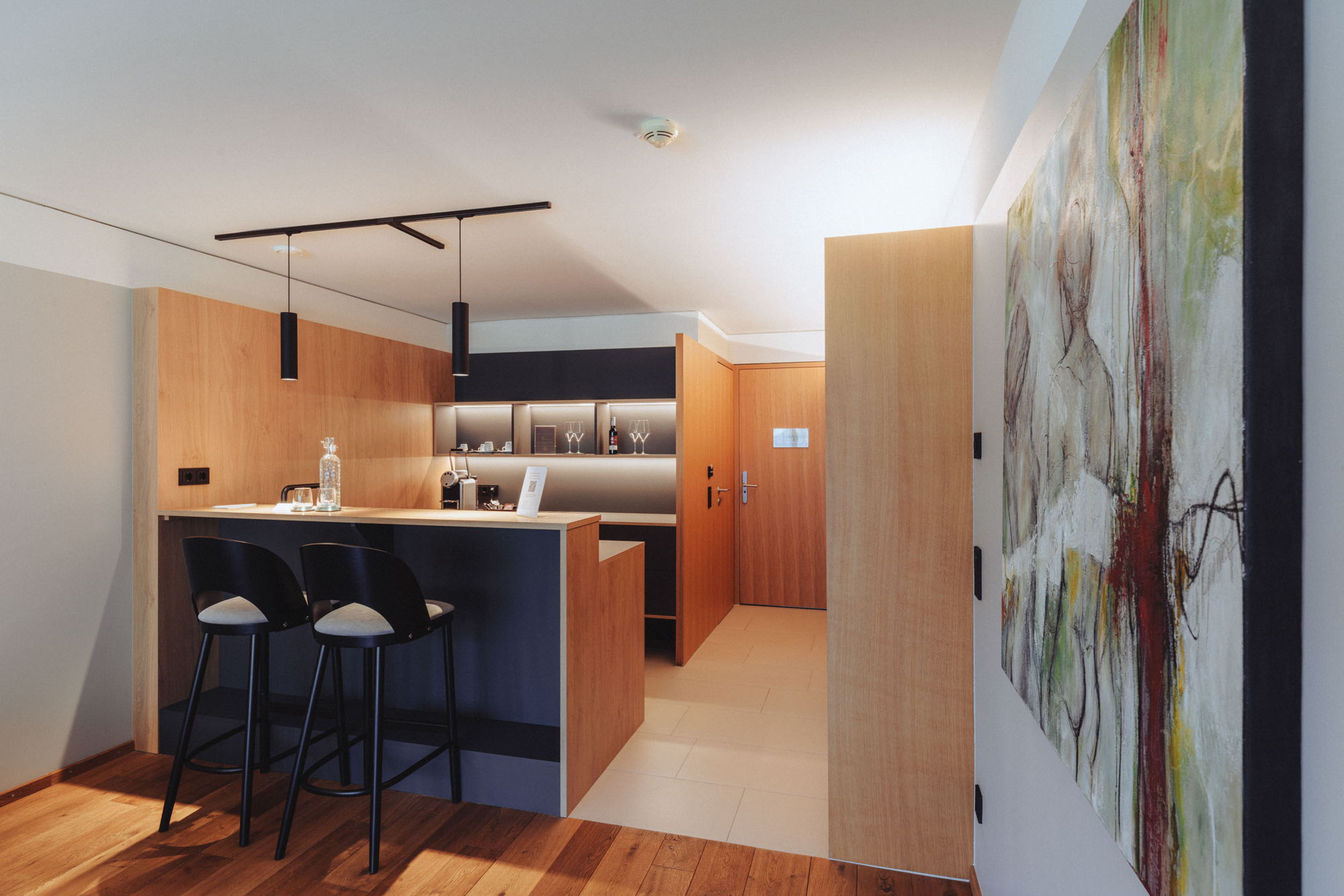 Moderne Küchenzeile mit Bar und Sitzplätzen in der Sonnensuite