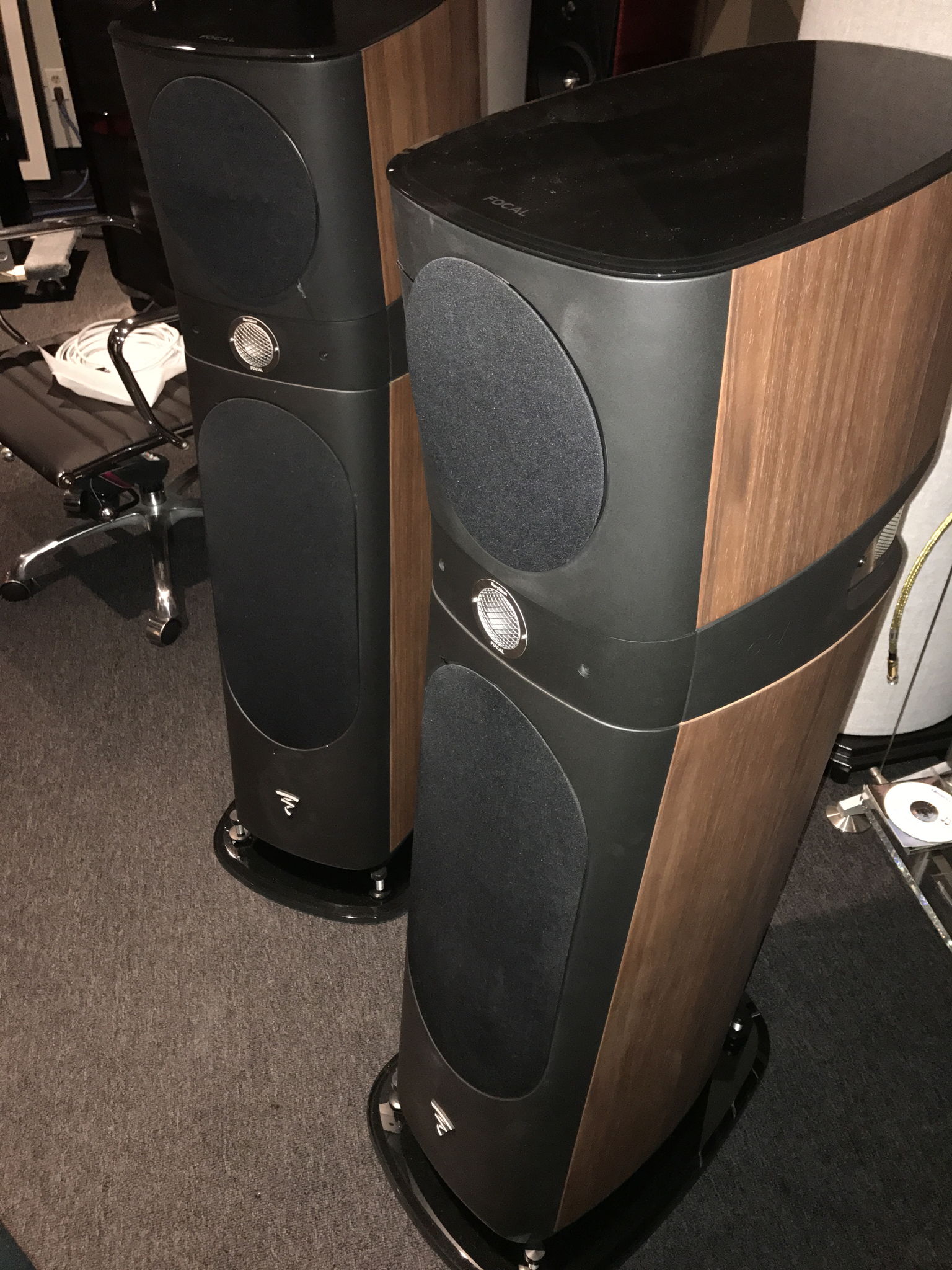 Focal sopra 2 in walnut with all packaging