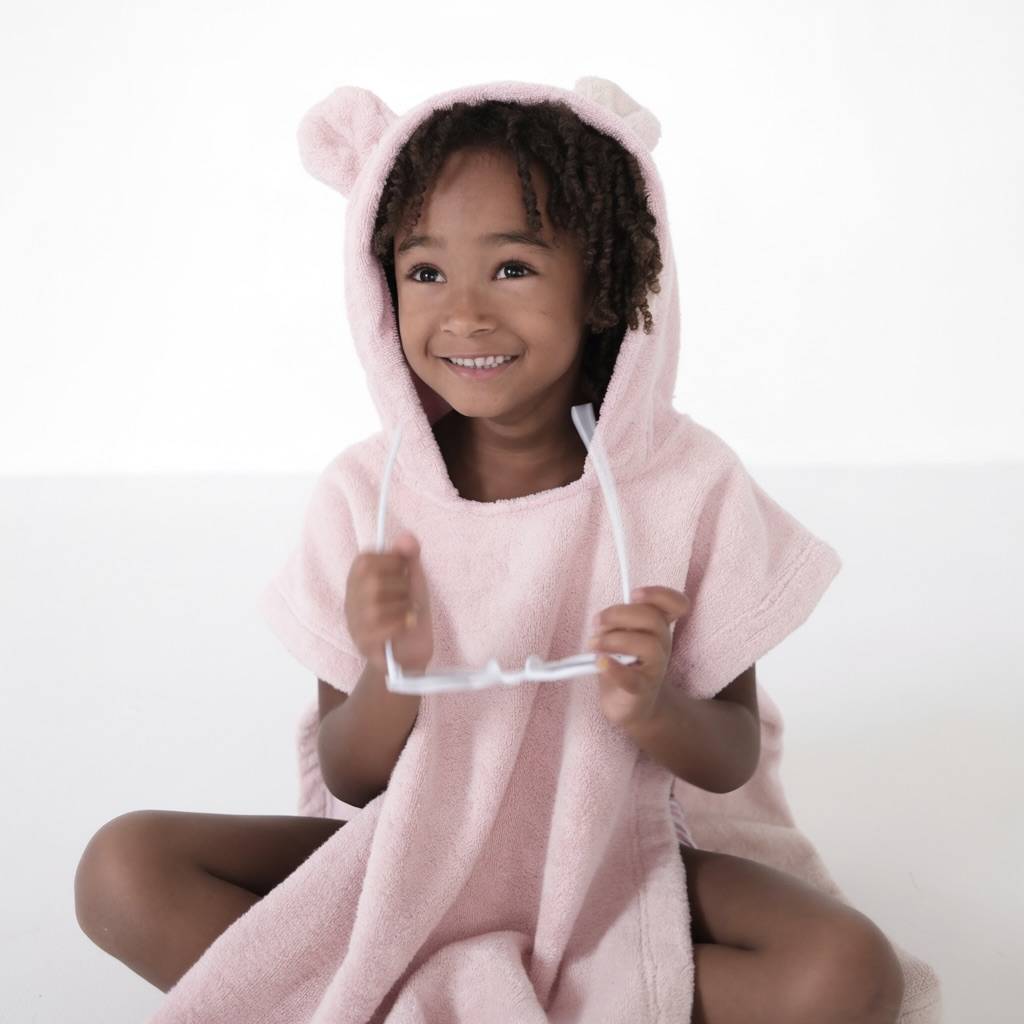Poncho de bain enfant en coton bio certifié GOTS avec capuche, tissu éponge doux et absorbant rose pastel clair