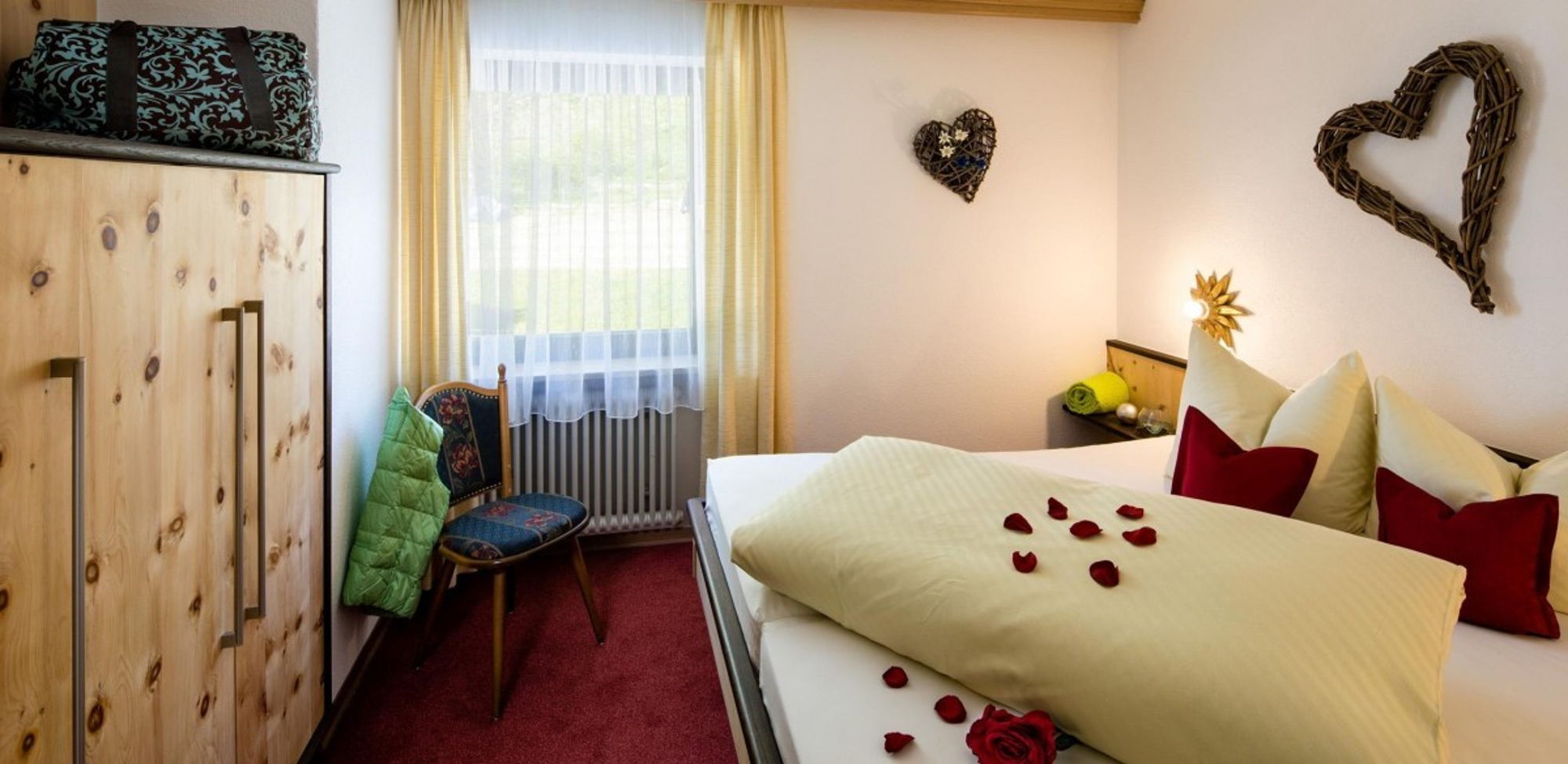 Schlafzimmer mit komfortablem Doppelbett in Ferienwohnung im Allgäu für 2 Personen