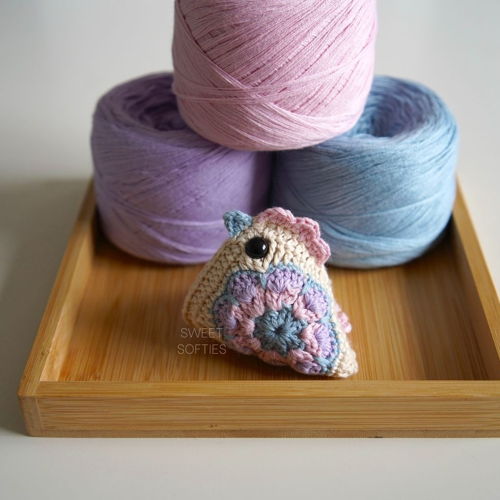 Faça um frango em crochê usando dois quadrados de vovó!