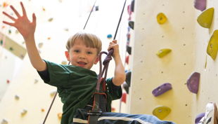 kletterzentrum neoliet junge an kletterwand