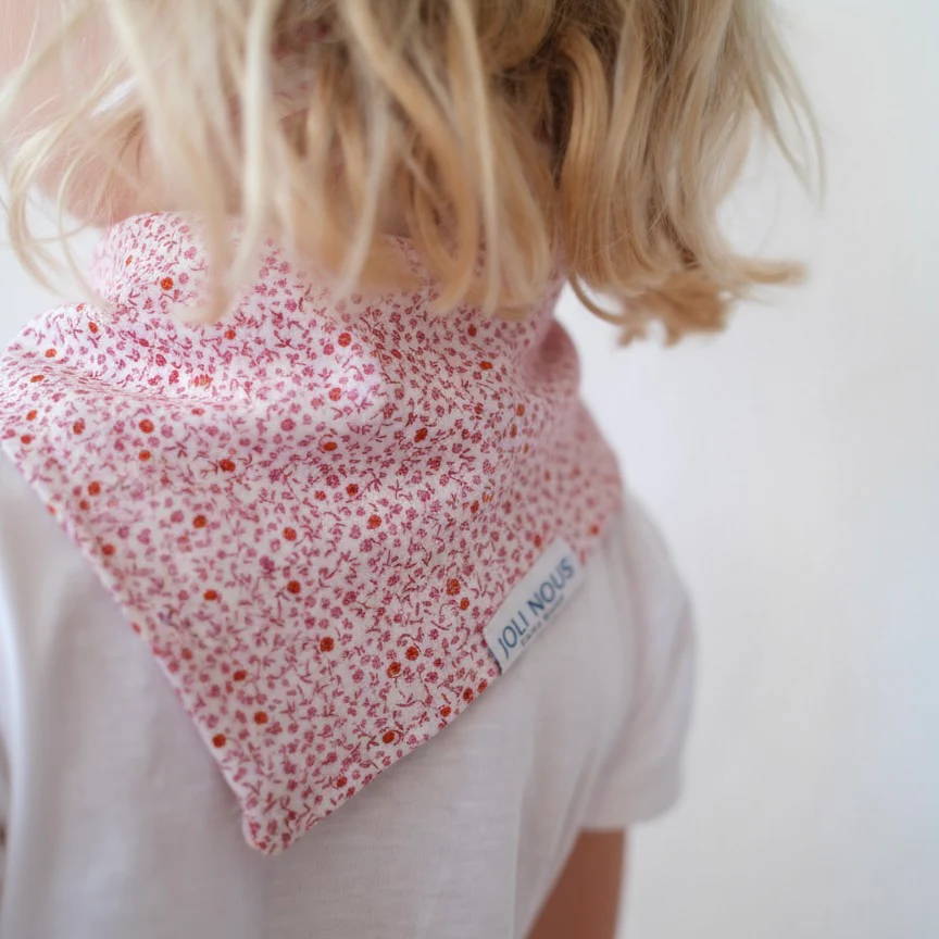 Foulard scarf bébé raffiné coeurs rouges pour bébé et enfant, en coton doux et bambou et respirant, certifié OEKO-TEX, idéal pour compléter une tenue d’enfant chic et confortable