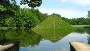 park schloss branitz erd pyramide im see