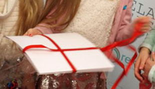 ela eis mädchen packt geschenk aus