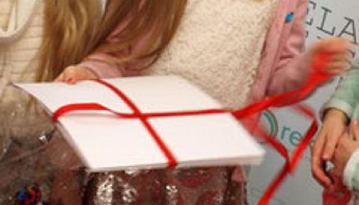 ela eis mädchen packt geschenk aus