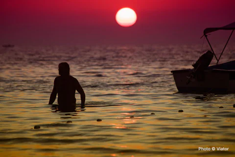 Sunset Boat Tour to Cinque Terre with aperitif on board