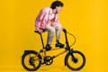 Gazelle Paris C7 elektrische stadsfiets met lage instap, afgebeeld in zijaanzicht op neutrale achtergrond, met Bosch middenmotor, gesloten kettingkast, verende voorvork en zadelpen, MIK-bagagedrager en spatborden – gericht op comfortabel dagelijks gebruik en woon-werkverkeer.